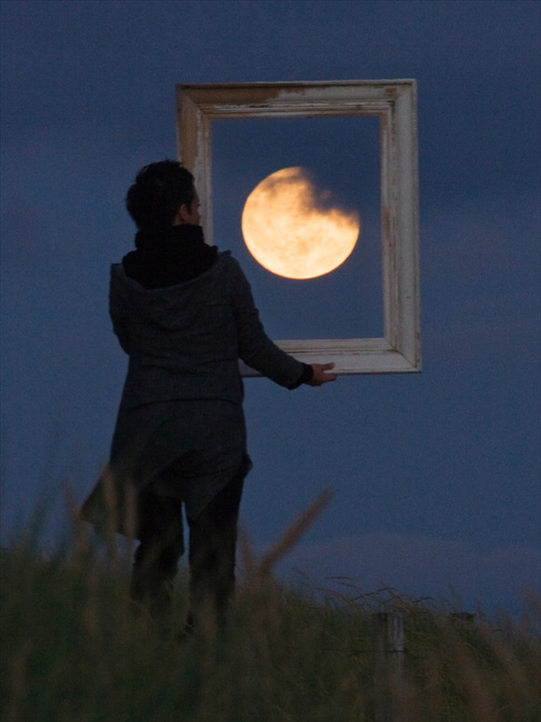 闇夜に浮かぶ”月”で遊ぶ　遠近法を利用した満月や三日月の写真集008